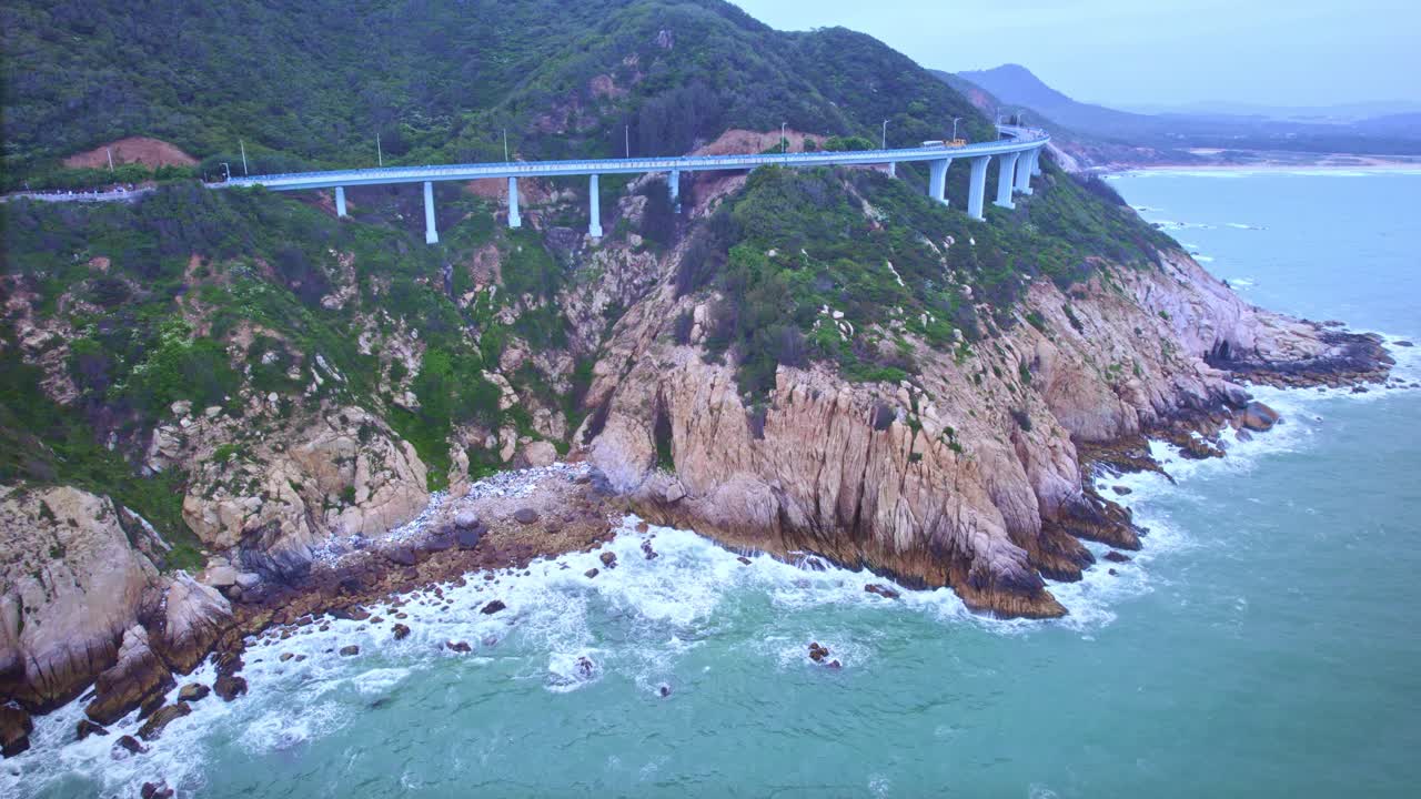 航拍东山岛苏峰山最美环岛公路