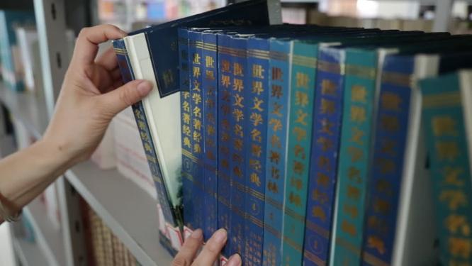 图书馆拿书籍特写