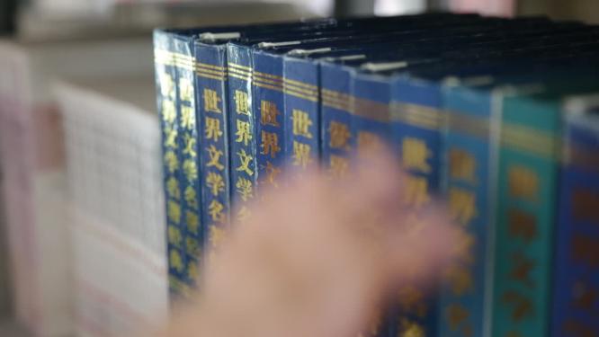 图书馆拿书籍特写