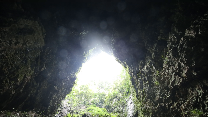 神秘山洞入口