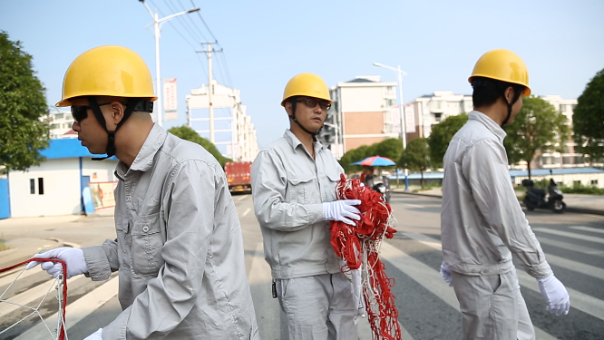 高压电网工人工作