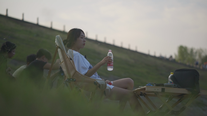 悠闲草地闲坐自然人文风光素材