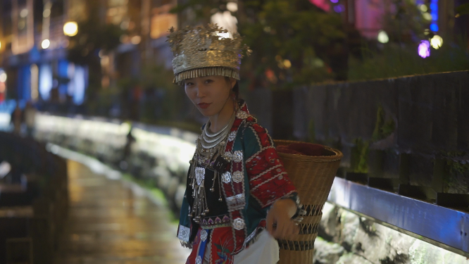 少数民族少女夜中漫步自然人文风光