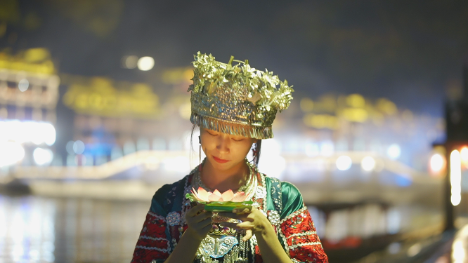 少数民族少女夜景花灯自然人文风光