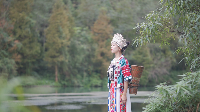 少数民族少女江岸介绍自然人文风光