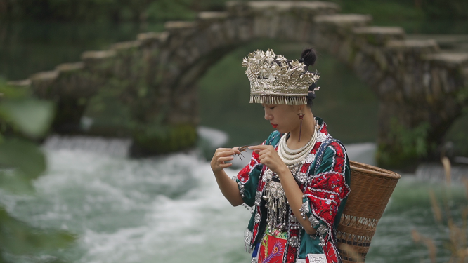 江岸少数民族少女自然人文风光