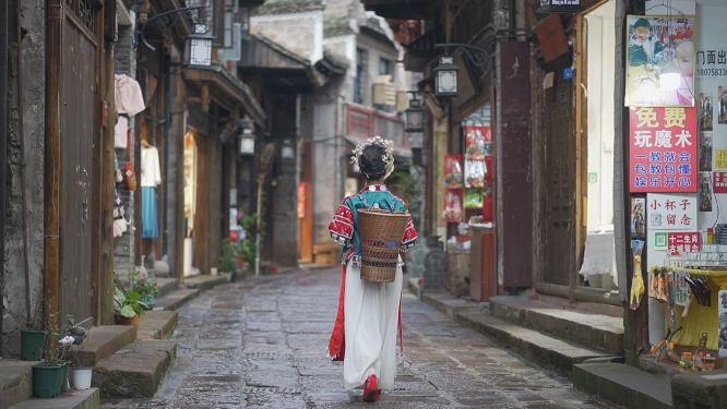 少数民族街道少女自然人文风光