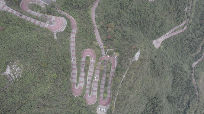 蜿蜒逶迤公路航拍