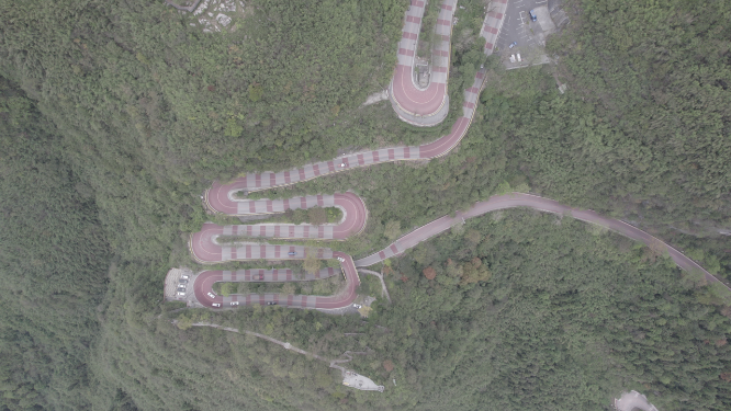 蜿蜒逶迤公路航拍