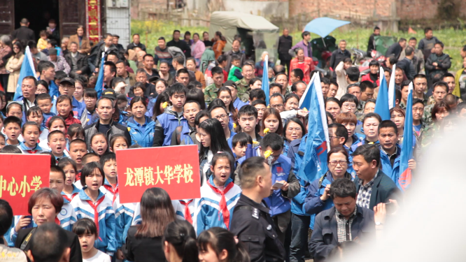 纪念烈士活动参观英雄纪念碑