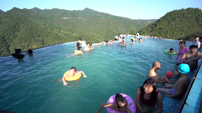 枫香瑶寨高山上游泳池
