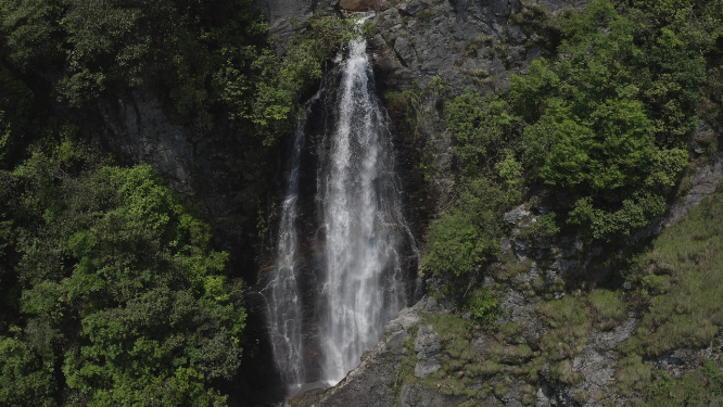 高山台地瀑布流水航拍素材 
