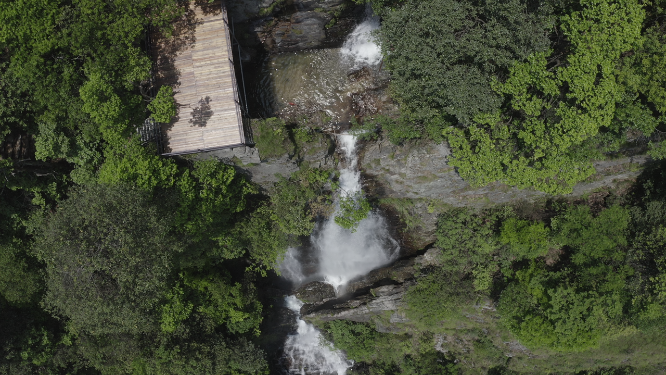 高山台地瀑布流水航拍素材