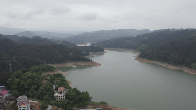 高山台地山谷河流航拍 