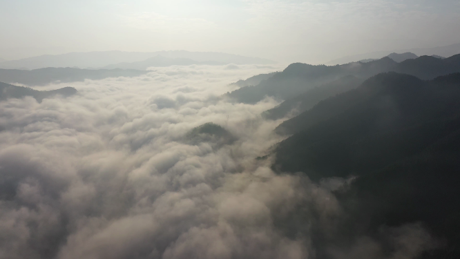 夕阳朦胧云海翻涌