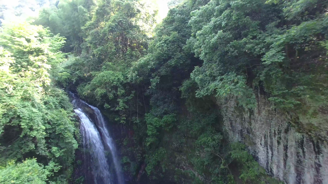 山间湍急细流