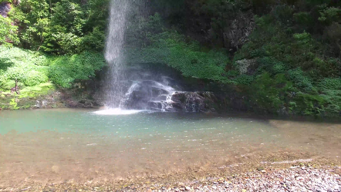 山间湍急细流