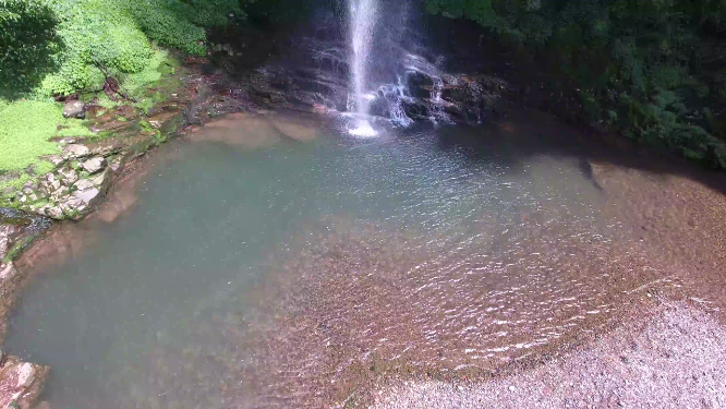 山间湍急细流