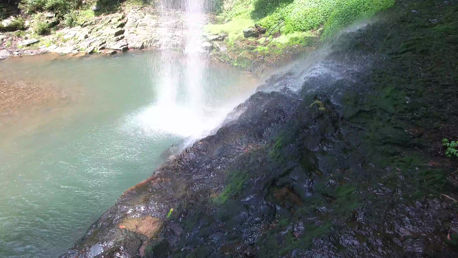 山间湍急细流