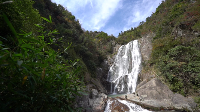 穿岩山山间瀑布慢速素材