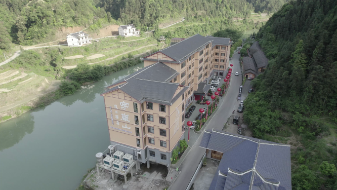 晴日穿岩山假日酒店航拍