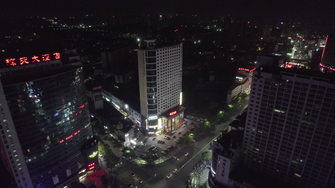 夜晚穿岩山酒店车水马龙