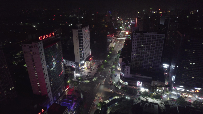 夜晚穿岩山酒店车水马龙