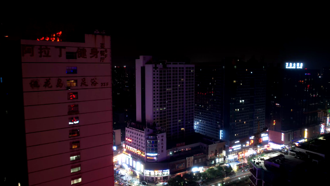 夜晚穿岩山酒店车水马龙