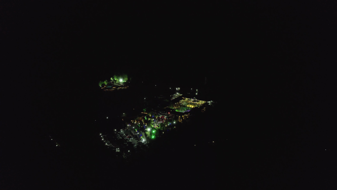 夜晚穿岩山假日酒店
