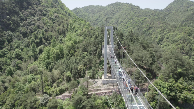 穿岩山玻璃吊桥航拍