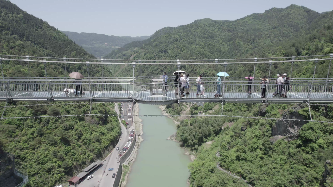 穿岩山玻璃吊桥航拍