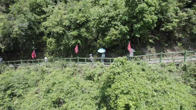 穿岩山登山道行人航拍