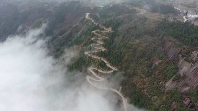 云雾密布蜿蜒山路航拍
