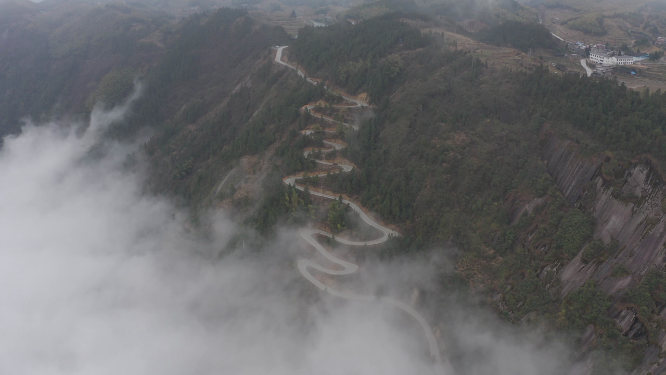 云雾密布蜿蜒山路航拍