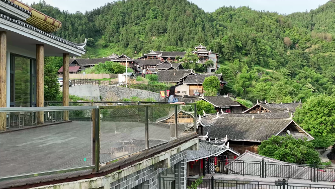 山间别墅人物航拍互动