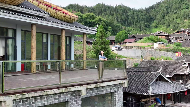 山间别墅人物航拍互动