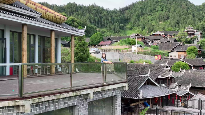 山间别墅人物航拍互动