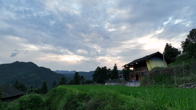 穿岩山绿林田野航拍