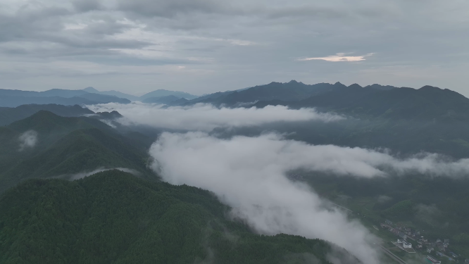 枫香瑶寨云雾山谷河流航拍