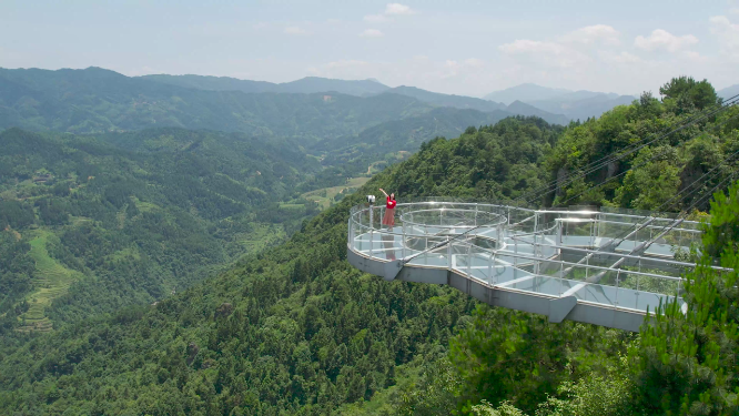 穿岩山山顶龙凤雕像玻璃桥