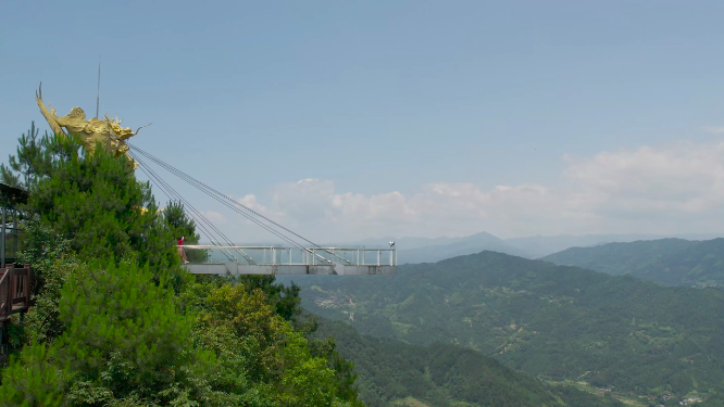 穿岩山山顶龙凤雕像玻璃桥