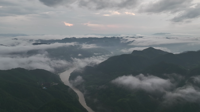 枫香瑶寨云雾山谷河流航拍