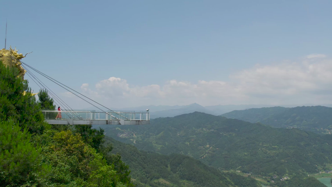 穿岩山山顶龙凤雕像玻璃桥