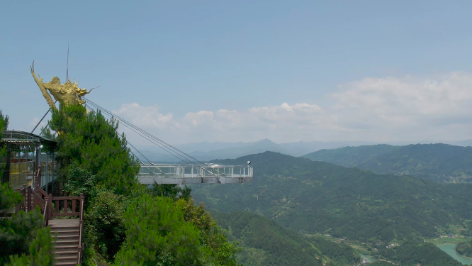 穿岩山山顶龙凤雕像玻璃桥