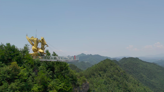 穿岩山山顶龙凤雕像玻璃桥