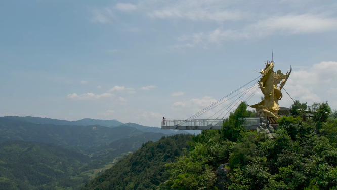 穿岩山山顶龙凤雕像玻璃桥