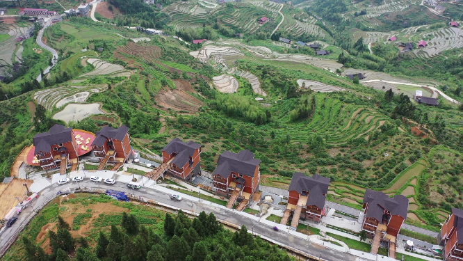 山谷林间建筑群航拍