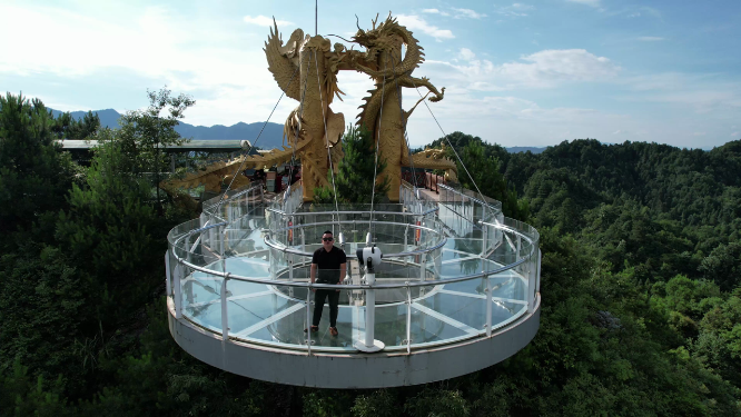 穿岩山玻璃桥龙凤雕像