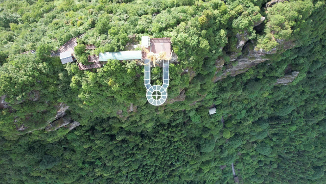穿岩山玻璃桥龙凤雕像