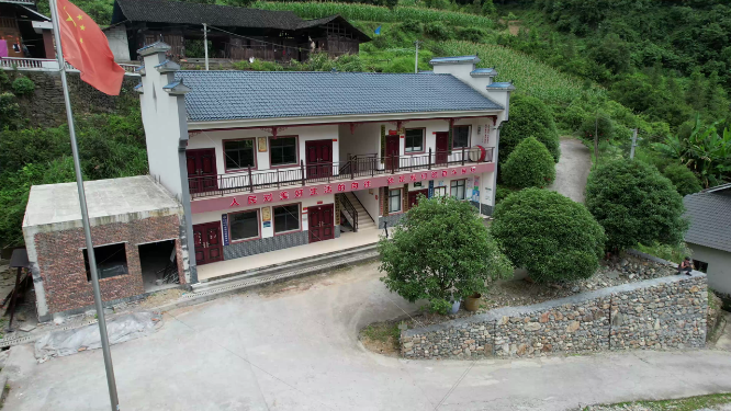 穿岩山村部红旗飘扬航拍